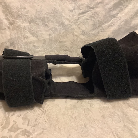 Knee support brace adjustable. Pre-owned. - Picture 2 of 7